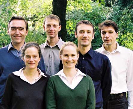 Das Team des IRT Berlin steht freundlich vor viel Grün.